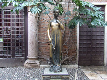 la statua di giulietta a Verona