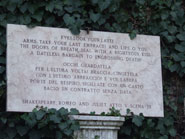 L'insegna nei giardini della tomba di Giulietta