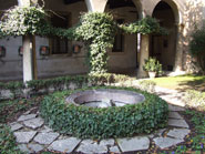 nel giardino presso la tomba di Giulietta