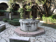 Il pozzo nel giardino nei pressi della tomba