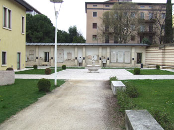 l'entrata secondaria alla Tomba