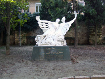 Statua orientale nei pressi della Tomba di Giulietta a Verona