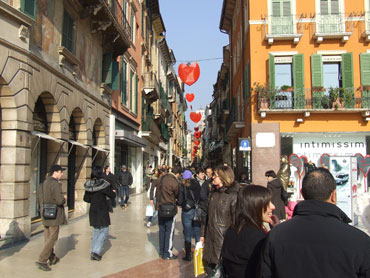 Dal Liston si giunge in via Mazzini - Verona